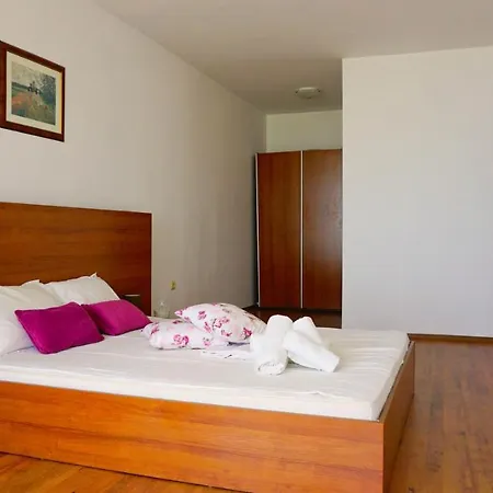 мидия на първа линия - Midia First Line Apartmán *